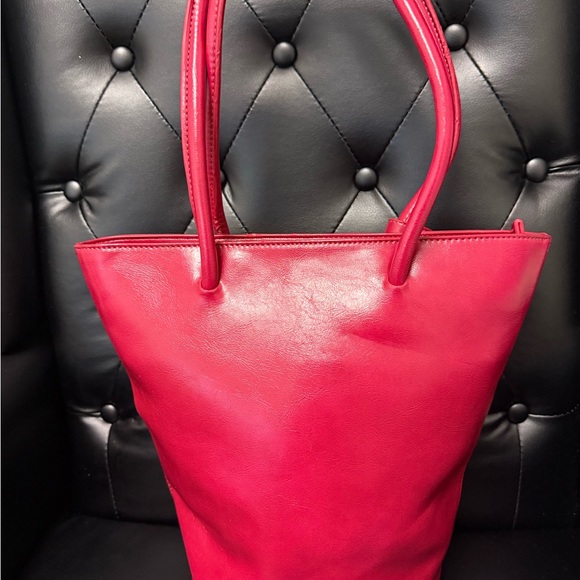 Stunning Vegan “Leather like” Bucket Bag by AOTA in pinkish reddish color - Picture 9 of 15